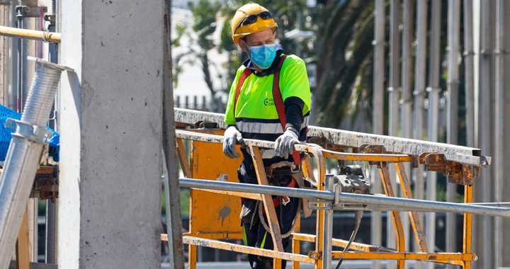 Blog feature graphic - construction worker with mask