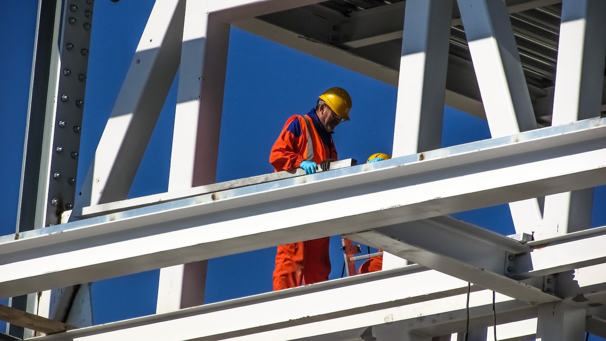 Workers on construction site; software eliminates unproductive work concept